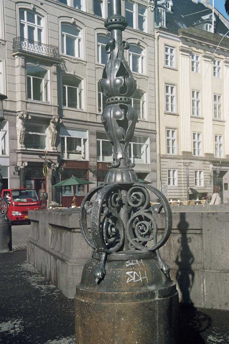 1617061